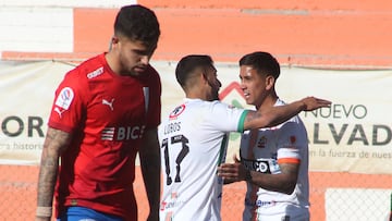 Futbol, Cobresal vs Universidad Catolica.
Fecha 22, campeonato Nacional 2024.
El jugador de Cobresal Andres Vilches, derecha, celebra con sus companeros su gol contra Universidad Catolica durante el partido de primera division disputado en el estadio El Cobre en El Salvador, Chile.
28/08/2024
Oscar Tello/Photosport
Football, Cobresal vs Universidad Catolica.
22nd turn, 2024 National Championship.
Cobresal's player Andres Vilches, right, celebrates with teammates after scoring against Universidad Catolica during the first division match at the El Cobre in El Salvador, Chile.
28/08/2024
Oscar Tello/Photosport