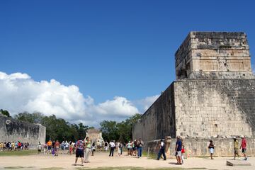 Diseñado para conmemorar un encuentro épico en el que se mezclaron lo mítico y lo profano, este extraordinario juego de pelota es el más grande e importante del mundo maya y el principal de los trece documentados hasta ahora en Chichén Itzá.  Aquí recibió el nombre de “Pok Ta Pok”, originado quizás del término puctal-puctal que significa “agacharse varias veces”. 
El campo era de forma rectangular, delimitado en sus laterales por dos muros altos paralelos y, dentro de la cancha y a una altura de 7,50 m. de altura, se situaban los anillos por donde debía pasar la pelota. Los contendientes del juego variaban su número entre 6 y 8 y portaban un cinturón de caucho (material sagrado entre los mayas), el maxtle, para protegerse las caderas, antebrazos y rodillas, pues eran estas las partes del cuerpo con que debían introducir la pelota en el aro. El objetivo del juego era tener la pelota en movimiento permanentemente, mientras se marcaban puntos en contra del otro equipo. Se ganaba cuando la pelota era encestada en un aro de piedra o madera que existía a ambos lados del campo central y a una altura de 7,5 m. aproximadamente. 