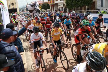 El ciclista colombiano del Arkéa - Samsic, acompañó a las ciclistas en la salida de la primera etapa de La Vuelta a Colombia Femenina, que tendrá la participación de 134 ciclistas pertenecientes a 24 equipos de todo el país y que competirán por el título del 7 al 11 de noviembre.