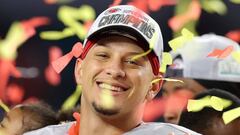 MIAMI, FLORIDA - FEBRERO 02, 2020. Patrick Mahomes #15 de Kansas City Chiefs celebrando la victoria en el Super Bowl LIV en el Hard Rock Stadium, Miami. 