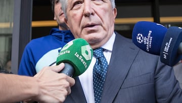 Enrique Cerezo, presidente del Atlético, antes del partido de Champions con el Oporto.