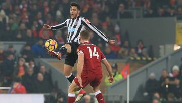 Mikel Merino, ante el Liverpool