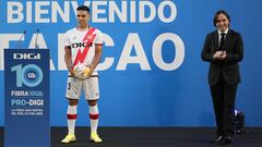 Falcao, junto al presidente en la presentaci&oacute;n.