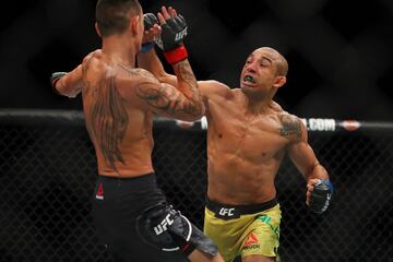 Max Holloway y José Aldo durante el combate.