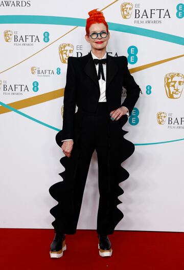 Sandy Powell posa a su llegada a los Premios de Cine de la Academia Británica de Cine y Televisión (BAFTA) de 2023 en el Royal Festival Hall de Londres, Gran Bretaña.