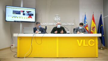 El alcalde de València, Joan RIbó, junto a los ediles Pere Fuset y Borja Sanjuán en la presentación de la nueva página web del Ayuntamiento de València.