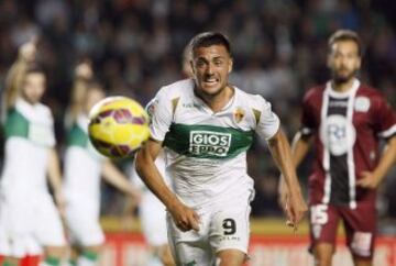 El delantero del Elche Cristian Herrera durante el partido de la duodécima jornada de liga de Primera División disputado esta tarde en el estadio Martínez Valero.