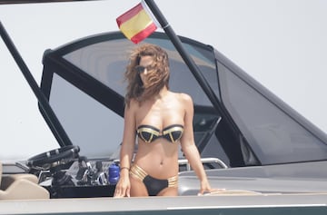 El jugador nacionalizado español y su mujer, la modelo y presentadora, aprovechan sus vacaciones disfrutando de las aguas ibicencas a bordo de un yate.