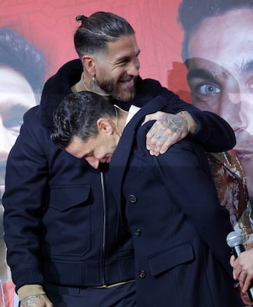 Cariñoso abrazo con Sergio Ramos.