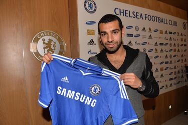 Mohamed Salah fue fichado por el Chelsea en enero de 2014 procedente del Basilea, por unos 16 millones de libras. Estuvo en el club londinense durante dos años, pero tuvo dificultades para afianzarse en el primer equipo.