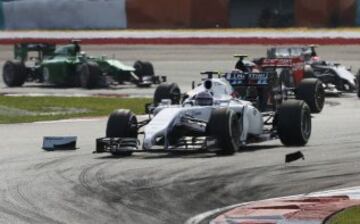 Valtteri Bottas pasa cerca de los restos de los coches de Pastor Maldonado y Jules Bianchi que se han visto implicados en un accidente múltiple.