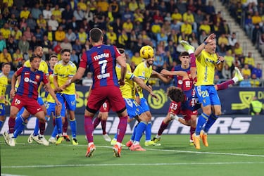 0-1. João Félix aprovecha un rechace en el área para marcar el primer gol con una chilena a la que no pudo llegar Jeremias Ledesma