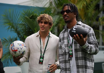 Benjamin Cremaschi, del Inter Miami, y Jayden Daniels, del Washington Commanders, posan para una foto antes de la carrera.