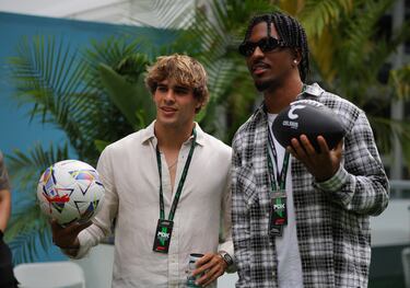 Benjamin Cremaschi, del Inter Miami, y Jayden Daniels, del Washington Commanders, posan para una foto antes de la carrera.