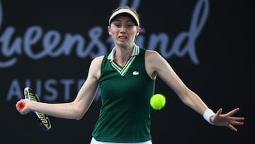 La tenista española Cristina Bucsa devuelve una bola en su partido ante Magda Linette en el Torneo de Brisbane.
