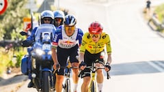 Evenepoel se cae cerca de meta tras su show con Vingegaard en los abanicos y vence Godon
