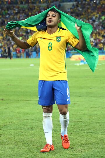 Pudo elegir jugar con su hermano para España, pero Rafinha siempre ha reconocido su predilección por Brasil. Estuvo en algunas convocatorias con la absoluta, y ganó la medalla de oro en los Juegos Olímpicos.