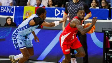 Dylan Ennis, escolta del UCAM Murcia, supera con el balón a Jerrick Harding, escolta del MoraBanc Andorra.