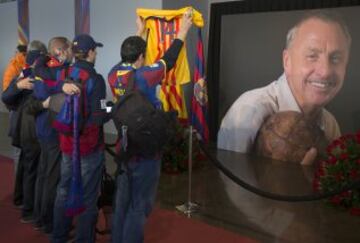 Multitudinaria despedida a Johan Cruyff en el Camp Nou. Muchos aficionados al fútbol se acercaron al estadio para mostrar sus respetos al mítico jugador holandés.