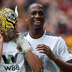 Raúl Jiménez estreno máscara de Sin Cara en Wembley