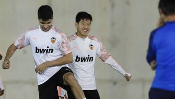 Carlos Soler y Kang-in Lee, en un entrenamiento del Valencia. 