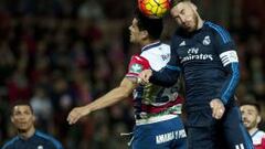 Ricardo Costa pelea un bal&oacute;n con Sergio Ramos durante el Granada - Real Madrid.