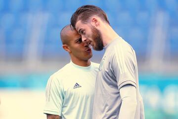 Thiago Alcántara y David de Gea.