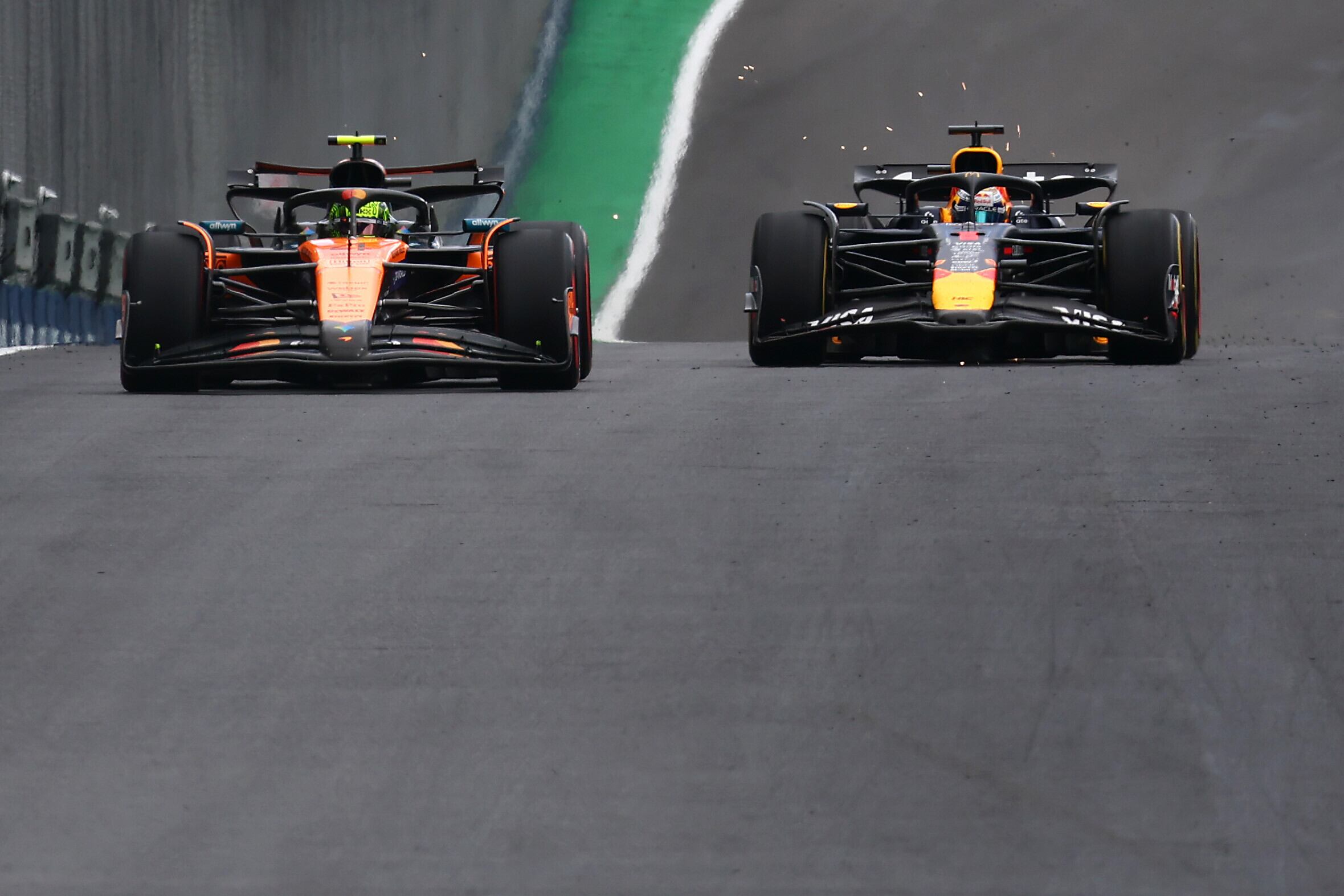 Lando Norris (McLaren MCL39) y Max Verstappen (Red Bull RB21). Sao Paulo, Brasil. F1 2025.