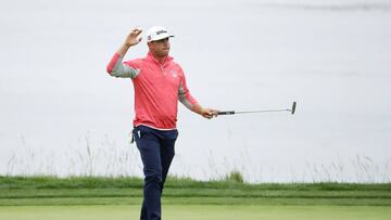 PEBBLE BEACH, CALIFORNIA - JUNE 16: Gary Woodland of the United States acknowledges the crowd on the 18th green after winning the 2019 U.S. Open at Pebble Beach Golf Links on June 16, 2019 in Pebble Beach, California. Christian Petersen/Getty Images/AFP
