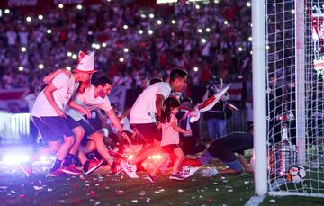 River Plate's Gonzalo Martinez (C) celebrates with his teammates with the trophy after winning the Copa Libertadores in Madrid on December 9, in Buenos Aires, Argentina, December 23, 2018. 