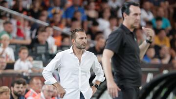 El entrenador del Valencia CF Rubén Baraja (i) y del Aston Villa Unai Emery (d), durante el encuentro correspondiente al Trofeo Naranja que Valencia CF y Aston Villa disputan hoy sábado en Mestalla. EFE/Manuel Bruque