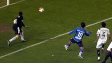 Kun engancha el balón con su pierna izquierda y supera a Palop, que había salido de su meta.