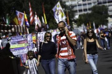Aficionados del Real Madrid y del Granada antes del comienzo del partido.