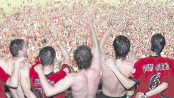 <b>INVASIÓN DE CAMPO</b> La afición pamplonesa saltó al terreno de juego para felicitar a sus jugadores una vez que el colegiado Rodríguez Santiago señaló el final del encuentro. No era para menos, Osasuna ya está en la Champions.