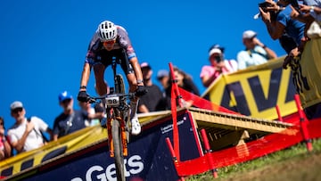 Les Gets (France), 31/08/2025.- Mathieu van der Poel of Netherlands in action during the Cross Country Elite Men race at the UCI Mountain Bike World Cup in Les Gets, France, 31 August 2025. (Ciclismo, Francia, Países Bajos; Holanda) EFE/EPA/MAXIME SCHMID