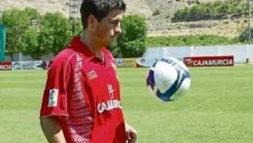 <b>DE GRANA. </b>Balogh fue presentado ayer con la elástica murcianista.