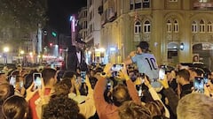 Espectacular fiestón de los campeones de Copa por el centro de Bilbao con la gente