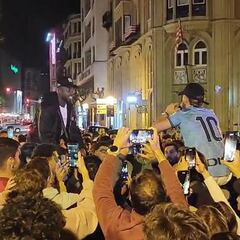 Espectacular fiestón de los campeones de Copa por el centro de Bilbao con la gente