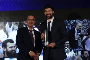 Sergio Llull recibe el premio “Mejor equipo” al Real Madrid de baloncesto.