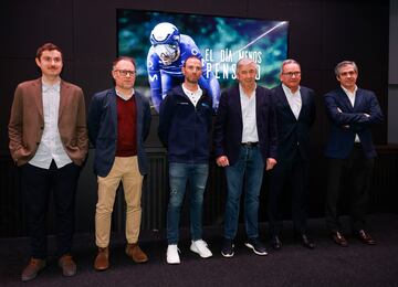 PRESENTACION TEMPORADA EL DIA MENOS PENSADO
MARC PONS DIRECTOR EL DIA MENOS PENSADO
JOSE LARRAZA GERENTE DE CONTENIDOS TBS
ALEJANDRO VALVERDE CICLISTA
EUSEBIO UNZUE MANAGER GENERAL MOVISTAR TEAM 
EDUARDO NAVARRO
RAFAEL FERNANDEZ DIRECTOR MARKETING GLOBAL DE TELEFONICA CICLISMO