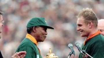 Mandela entregó la Copa del Mundo al capitán sudafricano, Francois Pienaar, en 1995.