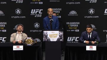 Alexander Volkanovski disfrazado de viejo e Ilia Topuria en la conferencia de prensa.