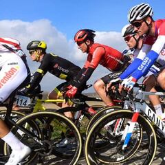 Van der Poel se sube a la bici 24 horas después de su dura caída