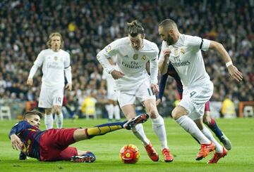 Barcelona's defender Gerard Pique (L) vies with Real Madrid's Welsh forward Gareth Bale (C) and Real Madrid's French forward Karim Benzema