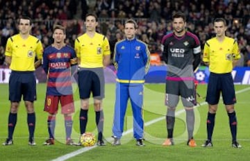 Partido Barcelona-Betis. El árbitro Iñaki Vicandi Garrido arropado por los capitanes, Messi y Adrián, los asistentes, Antonio Huerga Cermeño y Aitor Villate Martínez y el cuarto árbitro Aitor Gorostegui Fernández.
