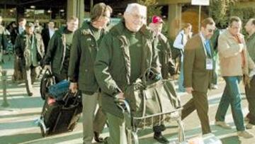 <b>LA LLEGADA. </b>A las cinco de la tarde de ayer llegaron los trece comisionados del COI al aeropuerto de Barajas, procedentes de Lausana (Suiza). En la imagen, transportando el equipaje en sus carritos camino del autobús que les condujo al hotel, en el que se recluyeron.