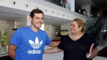 Iker Casillas visita el museo del Oporto en el Estádio do Dragão