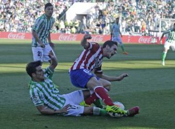 Juancar entra a por el balón ante Koke.