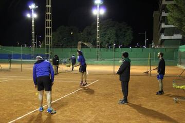 Adultos entrenando tenis