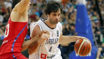 Milos Teodosic, durante los Juegos Ol&iacute;mpicos de R&iacute;o, trata de superar a Jorge Bryan de Puerto Rico.